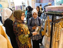 Hj Patimah Toha Apresiasi Pameran HUT ke-45 Dekranas