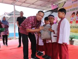 Bagikan Ratusan Tas dan Alat Tulis di SDN 39, Kadisdik Amri Ungkap Tujuannya
