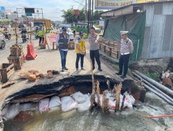 Jalintim KM 13 Amblas Akibat Tergerus Air, Kapolres Banyuasin Cek Lokasi