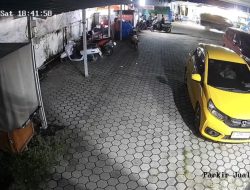 Terekam CCTV, Sepasang Sejoli di Palembang Kepergok Asyik Indehoi dalam Mobil di Parkiran Klinik Gigi