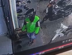 Pria Berjaket Ojol di Palembang Tertangkap Kamera Embat Dua Tabung Gas Melon
