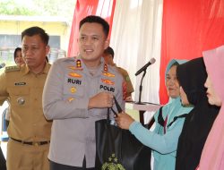 Ratusan Paket Sembako Disalurkan, AKBP Ruri Prastowo Beri Arahan Tingkatkan Pelayanan