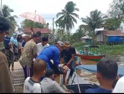 Warga Upang Minta Bantuan Ambulance Apung Polairud Polda Sumsel