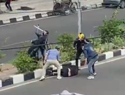 Dua Kelompok Pria Saling Serang dengan Pedang di Depan PS Mall Palembang