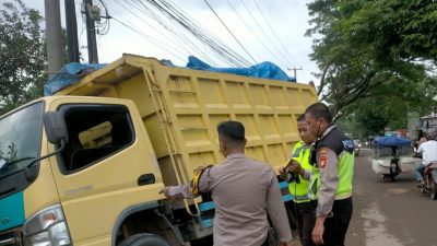 Bernopol Palsu, Truk Tabrak Pelajar di Jalan AMD Palembang Hingga Kritis