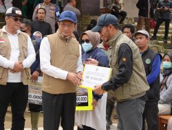 Menag Salurkan Bantuan Rp 596 Juta untuk Madrasah, Guru, dan Siswa Korban Longsor Cisarua