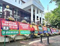 Sidang Lanjutan Gugatan RUPTL: PTUN Jakarta di Banjiri Karangan Bunga Berisi Selamatkan PLN