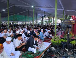 Jemaah Padati Salat Id di Masjid Agung Palembang Hingga ke Jembatan Ampera