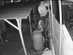 Maling Terekam CCTV Satroni Gudang Pakaian Depan OPI Mall Jakabaring