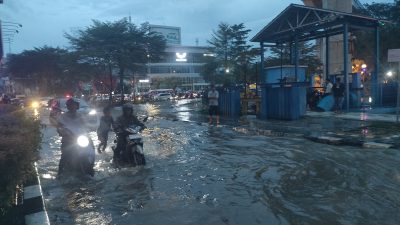 Hujan Sebentar Palembang Banjir, Warga :  Mau Pemerintah Perbaiki Kendaraan Kami ?