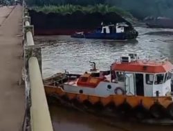 Tongkang Batubara Tabrak Tiang Jembatan PTPN VII Tungkal Ilir, Warga Minta Pihak Agen PT Rizkia Armada Nusantara Bertanggung Jawab