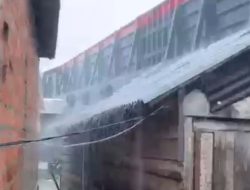 Tongkang Andalan Semesta 02 Hantam Rumah Warga di Perairan Sungai Musi Gandus Palembang