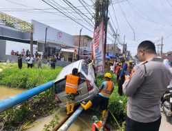 Mobil Innova Terperosok di Jalan Taqwa Mata Merah Palembang, Timpa Pipa Air PDAM Hingga Pecah