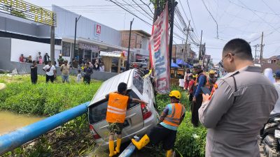 Mobil Innova Terperosok di Jalan Taqwa Mata Merah Palembang, Timpa Pipa Air PDAM Hingga Pecah