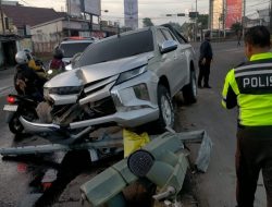 Mobil Mitsubishi Triton Hantam Tiang Lampu Merah di Demang Lebar Daun Hingga Roboh