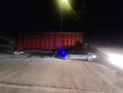 Tabrak Truk Mogok di Jalan Bypass Alang-Alang Lebar Palembang, Pengemudi Sigra Luka – luka