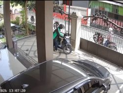 Aksi Ojol Gasak Motor di Teras Rumah di Jalan Kancil Putih Palembang Terekam CCTV