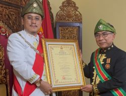 Gus Yahya Dianugerahi Gelar Pangeran Natogamo dari Kesultanan Palembang