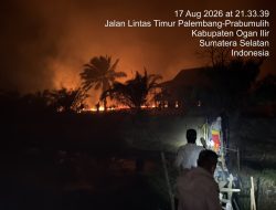 Karhutla di Ogan Ilir Mendekati Permukiman Warga, Personel Berjibaku Melakukan Pemadaman