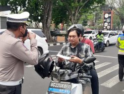 Asap Karhutla Ganggu Kesehatan, Ditlantas Polda Sumsel Bagi bagi Masker ke Pengendara
