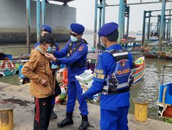 Ditpolairud Polda Sumsel Bagikan Masker di Dermaga 16 Ilir