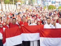 Ajak Warga Semarakkan HUT Ke-81 RI, Bupati OKI Bagikan 3.000 Bendera Merah Putih