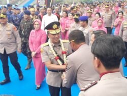 Pisah Sambut Kapolda Sumsel Ditengah Kabut Asap, Komjen Pol Shandi Nugroho Lewati Tradisi Pedang Pora