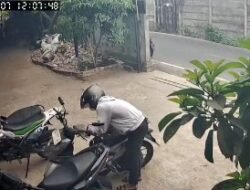 Aksi Curanmor di Jalan Sukarela Palembang Terekam CCTV,  Pelaku Sempat Bermain HP
