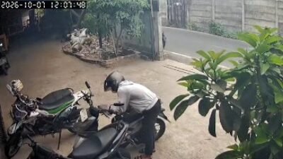 Aksi Curanmor di Jalan Sukarela Palembang Terekam CCTV,  Pelaku Sempat Bermain HP